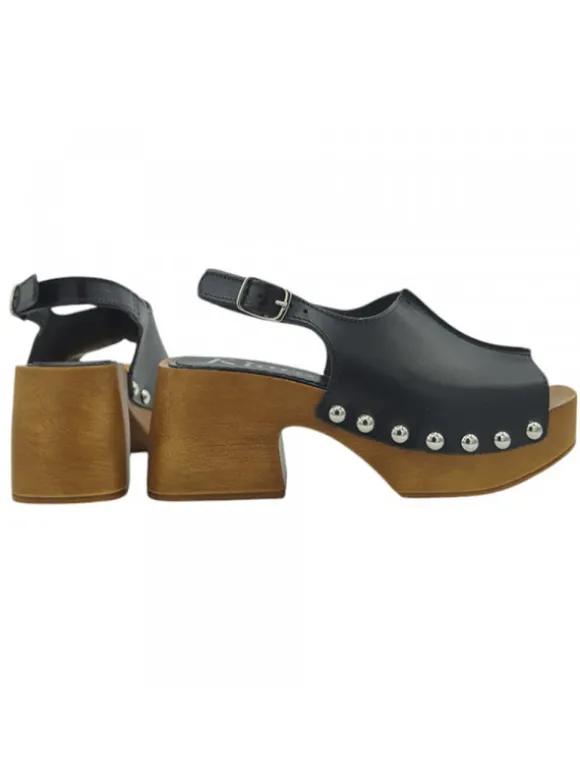 BLACK CLOGS WITH BACK STRAP