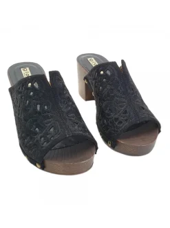 COMFORTABLE BLACK CLOGS WITH LACE BAND