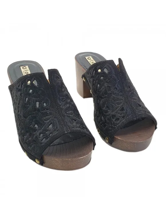 COMFORTABLE BLACK CLOGS WITH LACE BAND