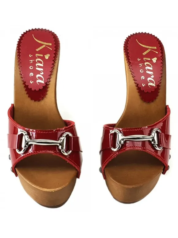 RED PATENT LEATHER CLOGS WITH ACCESSORY